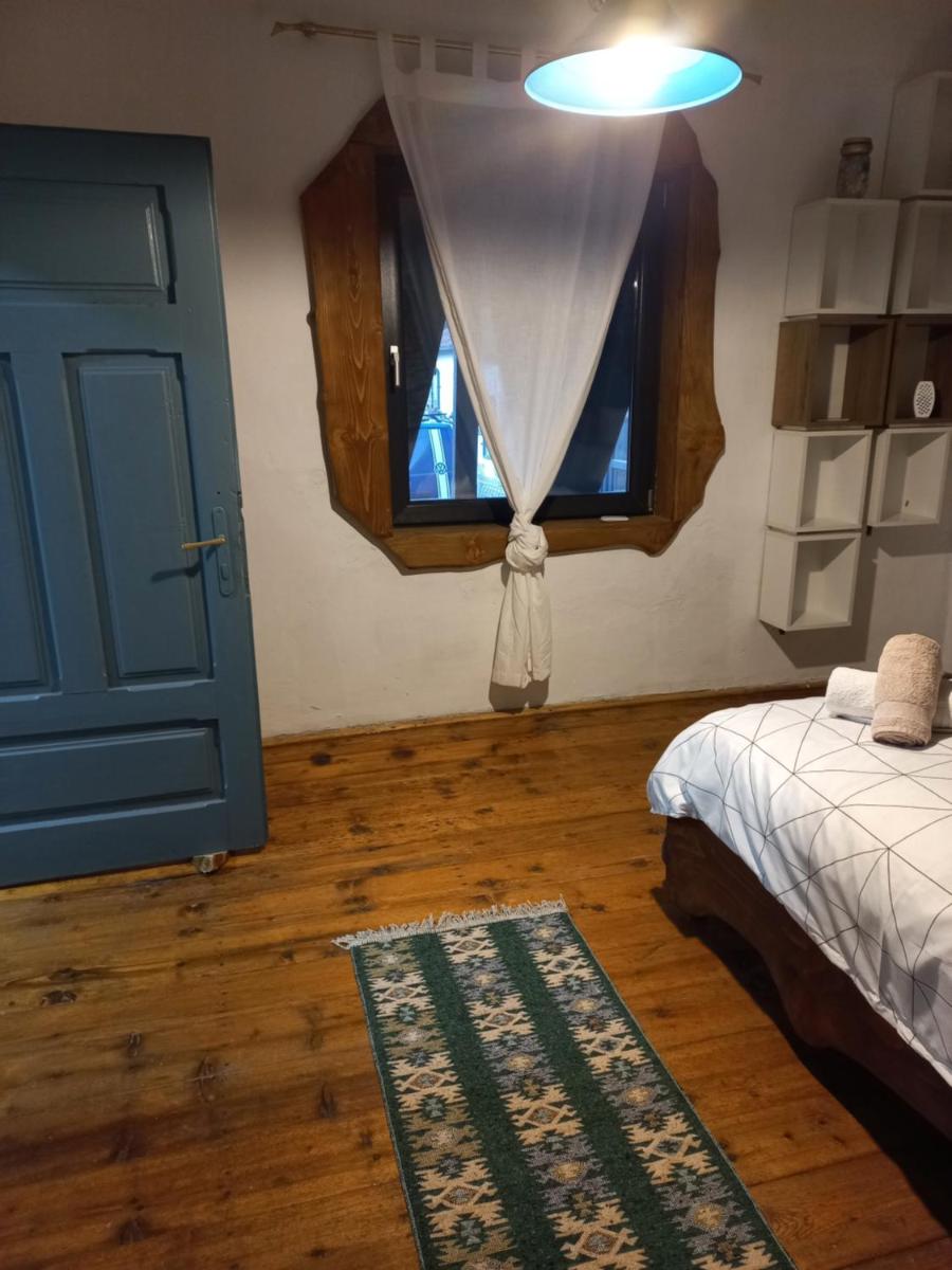 CĂSUȚA BUNICII CU PRISPĂ - Housity