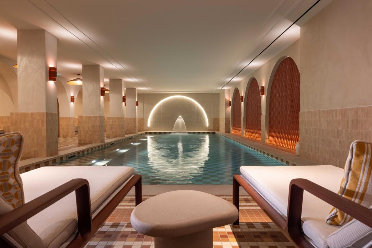 - une piscine avec une fontaine dans une chambre d'hôtel dans l'établissement Hotel Grand Coeur Latin, à Paris