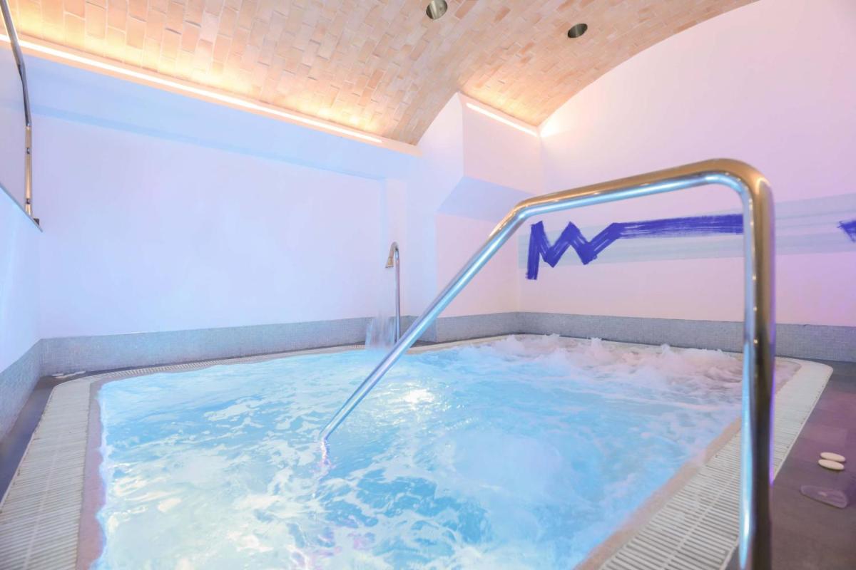 jacuzzi en una habitación con en MYR Plaza Mercado & Spa, en Valencia