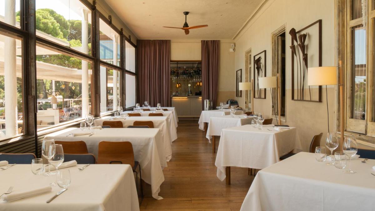 Un restaurante o sitio para comer en Hostal Empúries