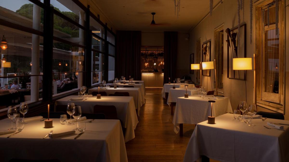 Un restaurante o sitio para comer en Hostal Empúries