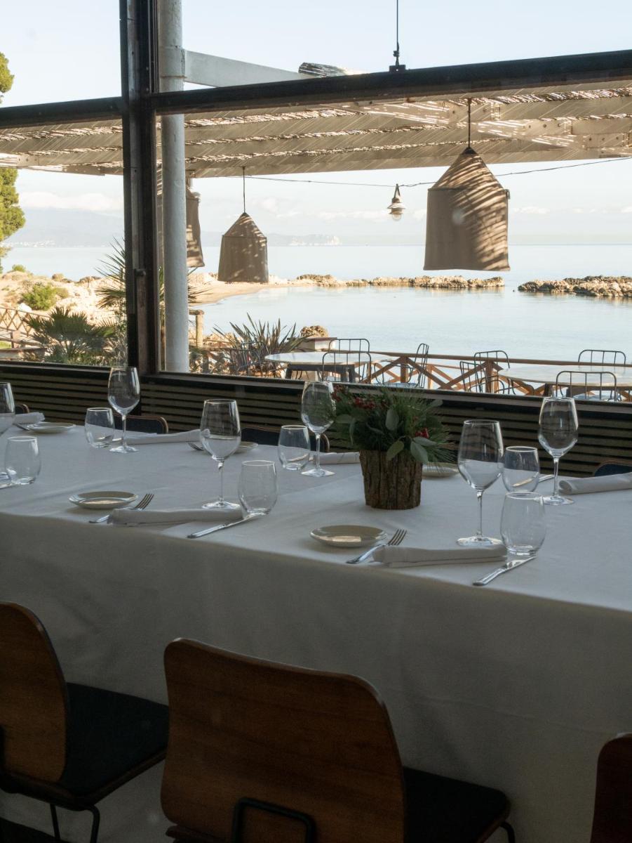 Un restaurante o sitio para comer en Hostal Empúries