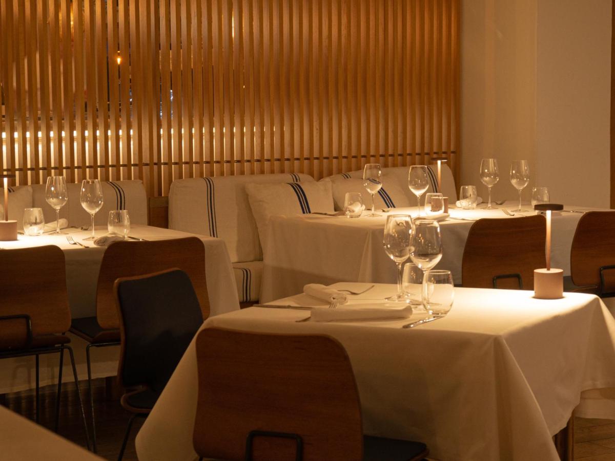 Un restaurante o sitio para comer en Hostal Empúries