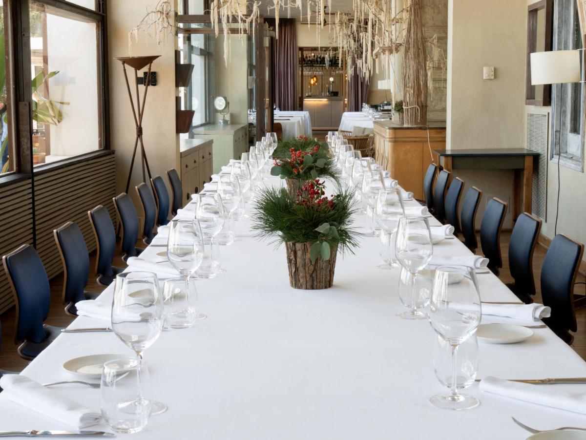 Un restaurante o sitio para comer en Hostal Empúries
