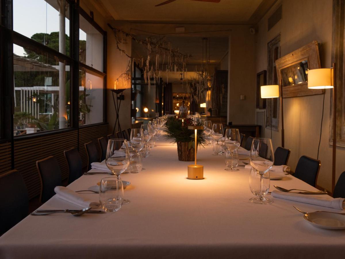 Un restaurante o sitio para comer en Hostal Empúries