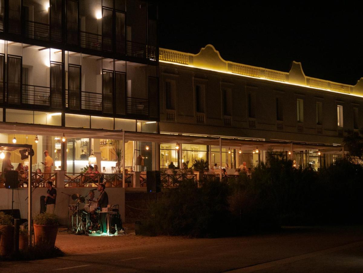 Un restaurante o sitio para comer en Hostal Empúries
