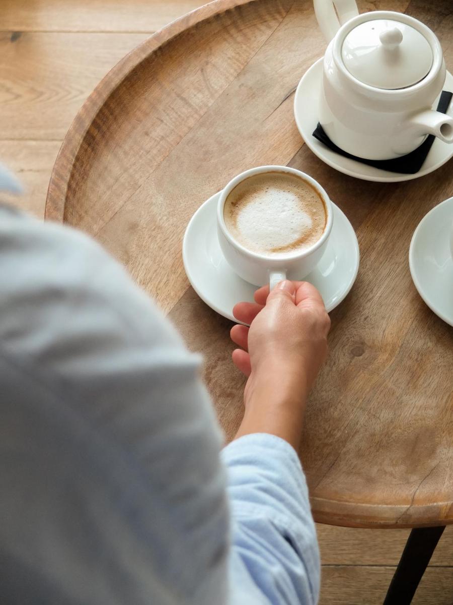 Utensilios para hacer té y café en Hostal Empúries
