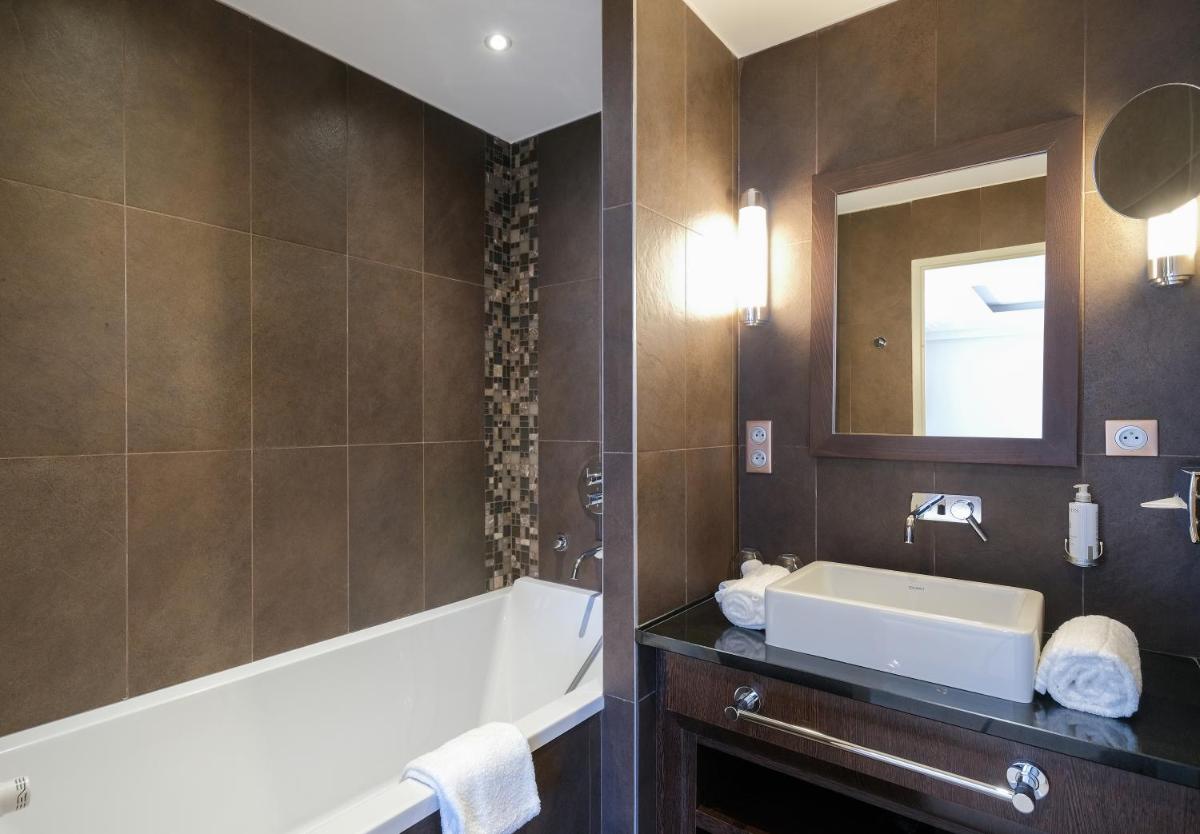 Salle de bains dans l'établissement Zenitude Hotel La Valadière, Ascend Hotel Collection