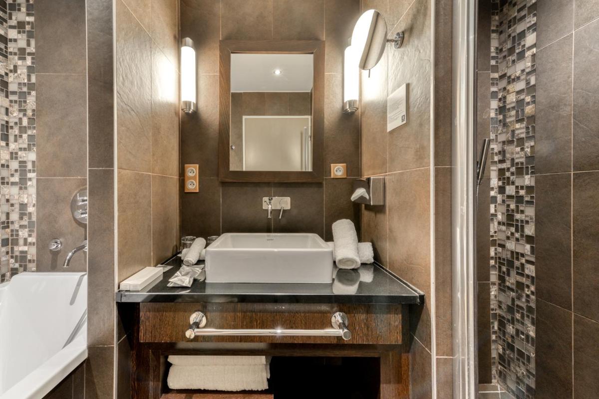 Salle de bains dans l'établissement Zenitude Hotel La Valadière, Ascend Hotel Collection
