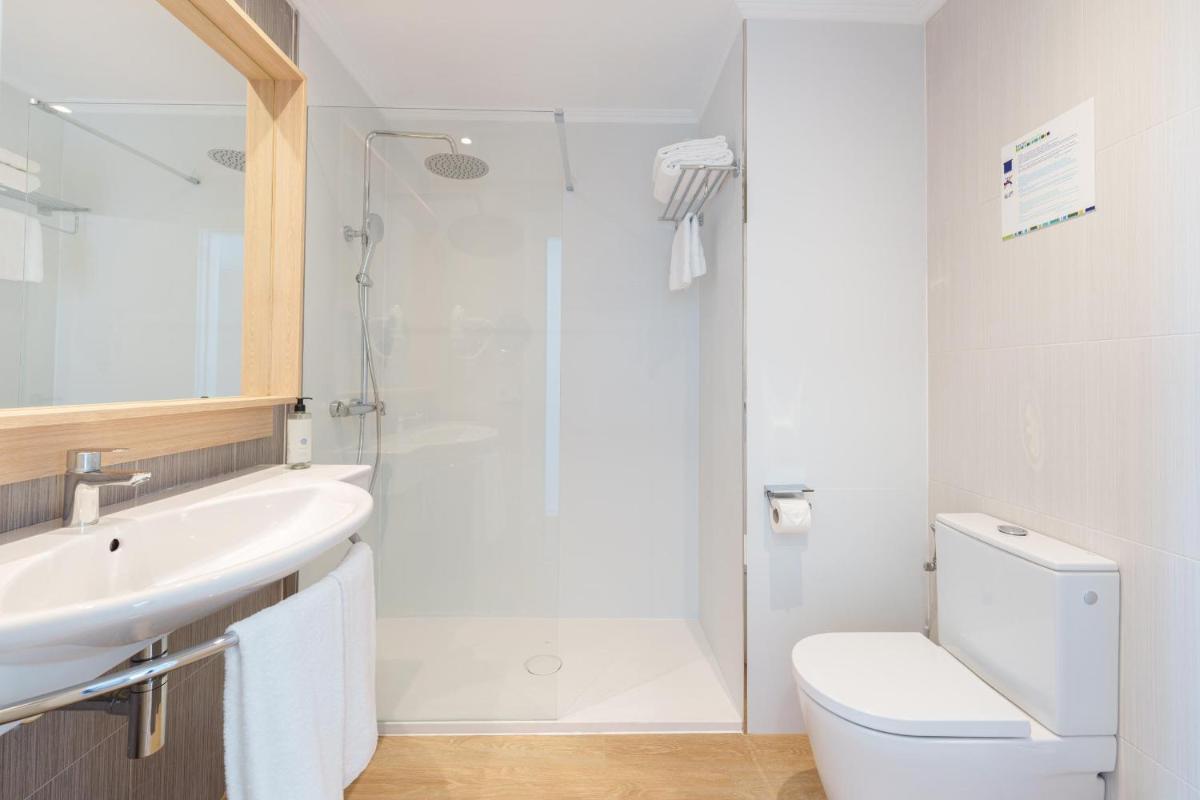 Un baño de Ferrer Concord Hotel & Spa
