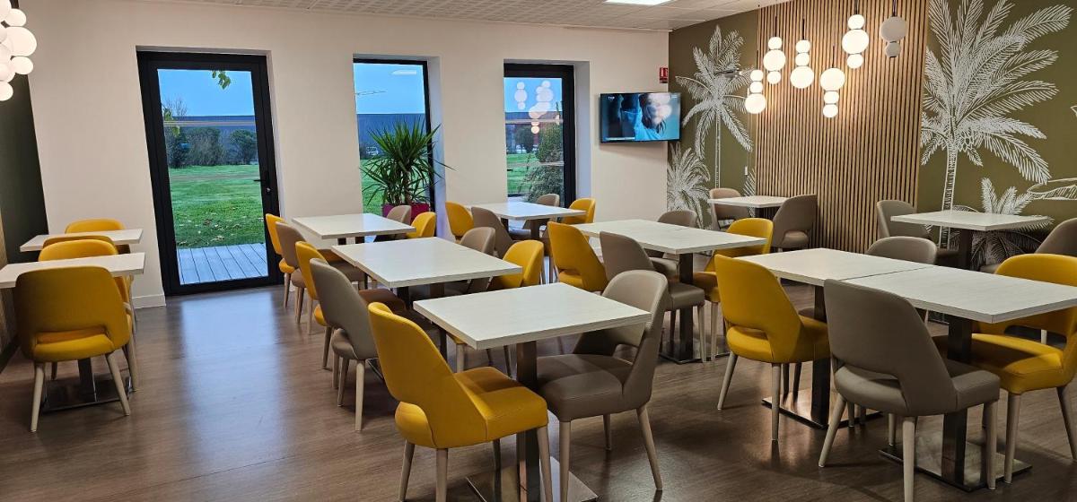 Télévision ou salle de divertissement dans l'établissement Brit Hotel Vendée Mer