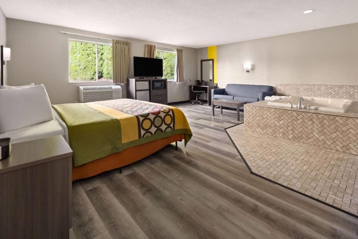 Super 8 by Wyndham Burnham/Lewistown - Housity