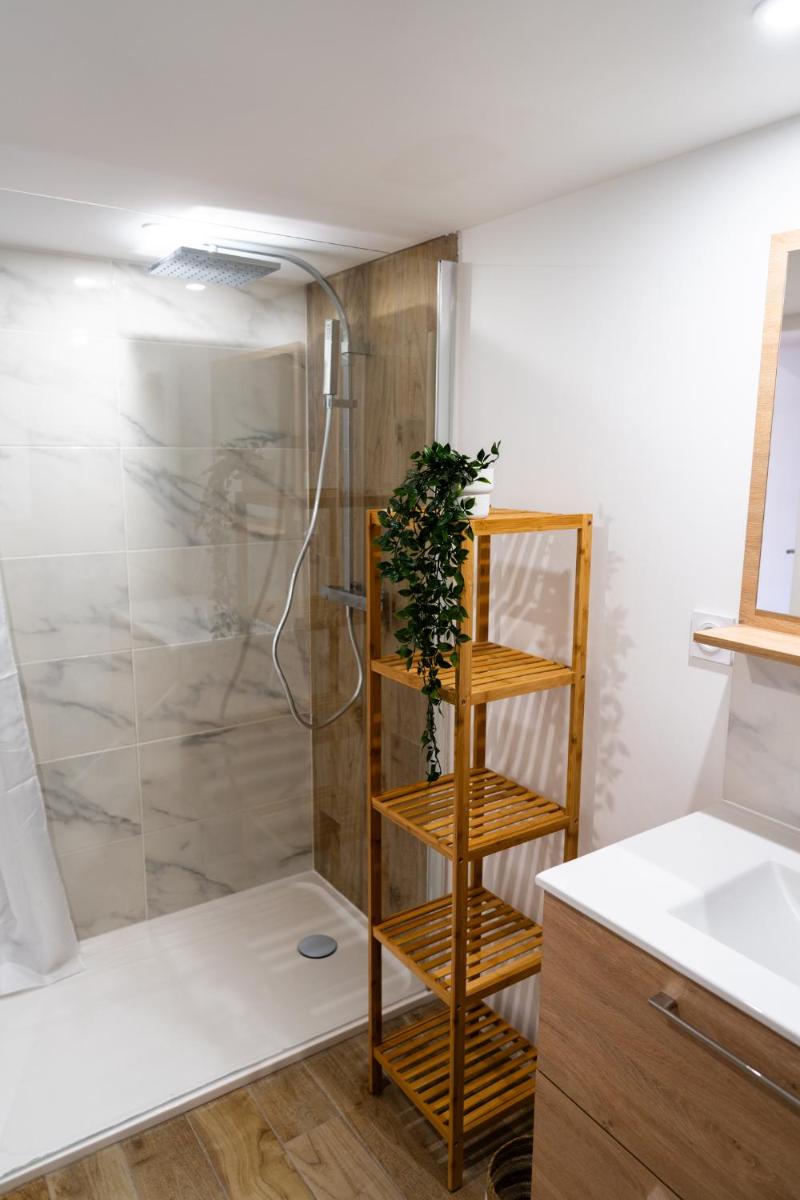 Loft spacieux de 4 chambres avec parking privé - Housity