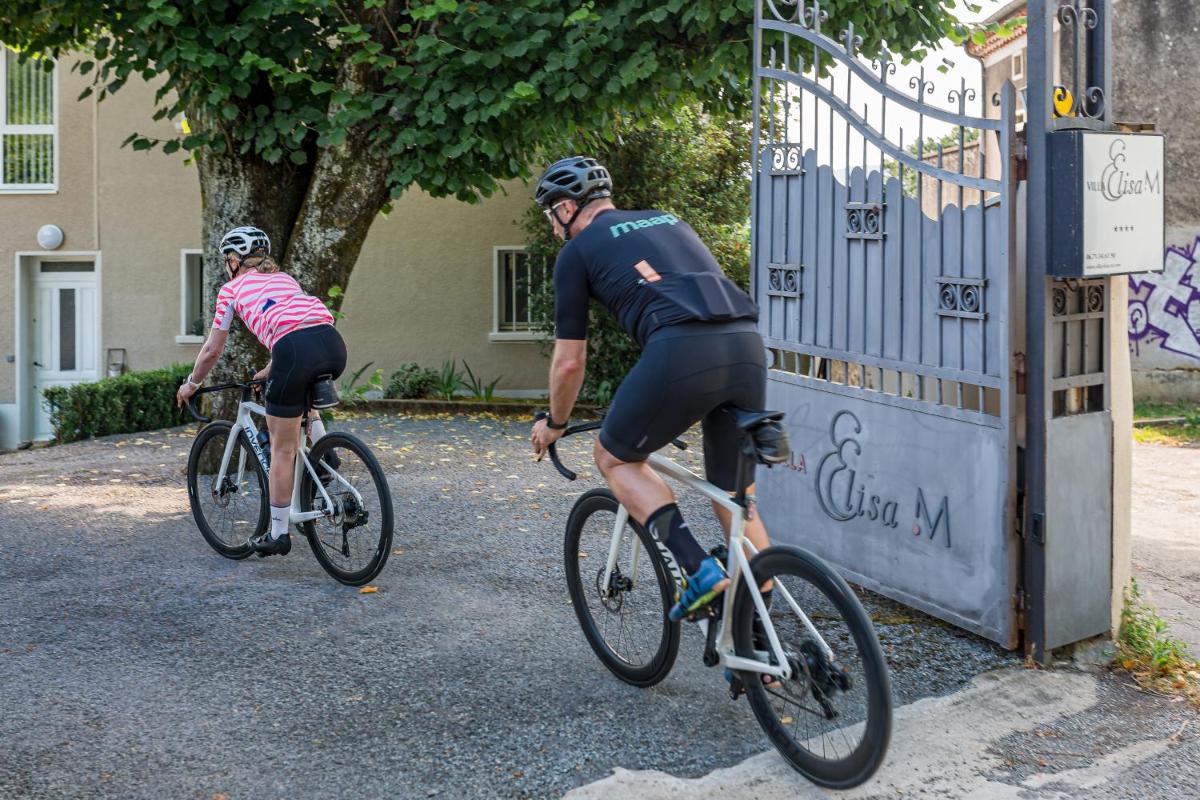 Vélo sur le terrain de l'établissement Villa Elisa M ou dans les environs