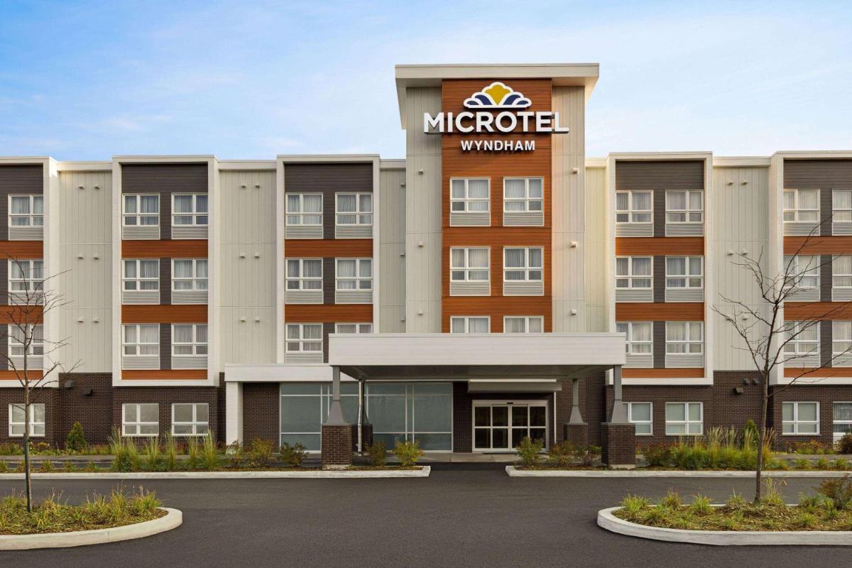Microtel Inn & Suites by Wyndham Boisbriand - Housity