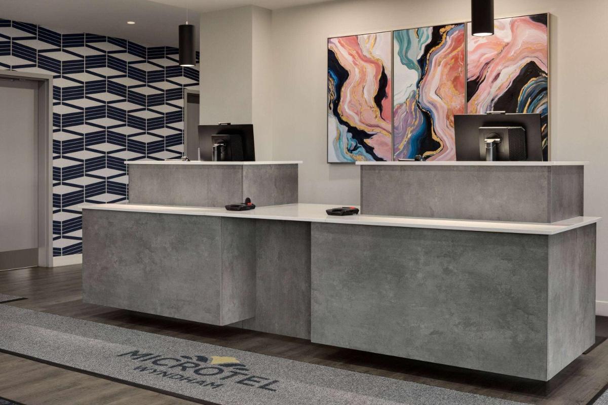 Microtel Inn & Suites by Wyndham Boisbriand - Housity
