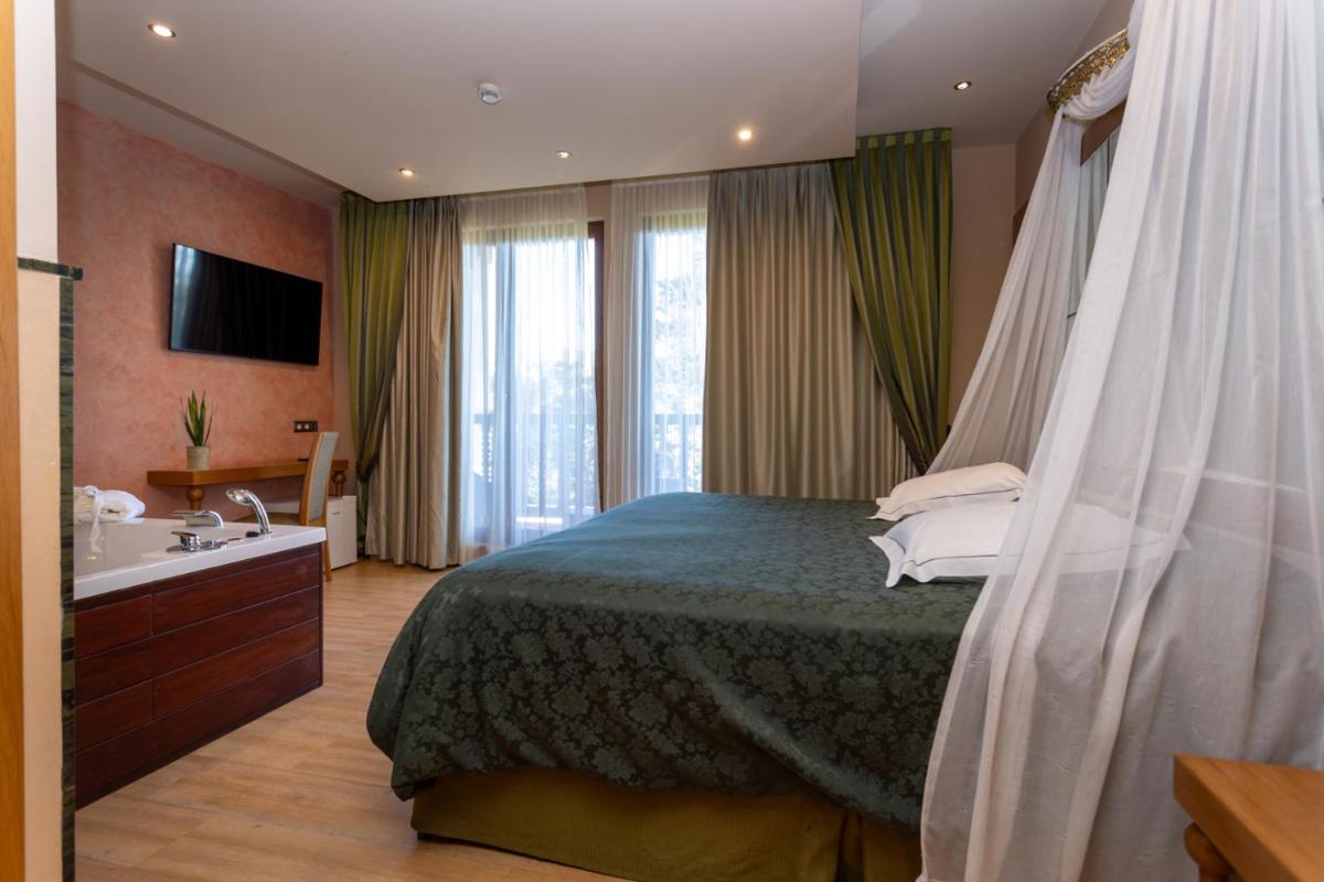 Un dormitorio con una cama, una bañera y un lavabo. en Hotel Felisa SPA, en Queveda 39 fotos más