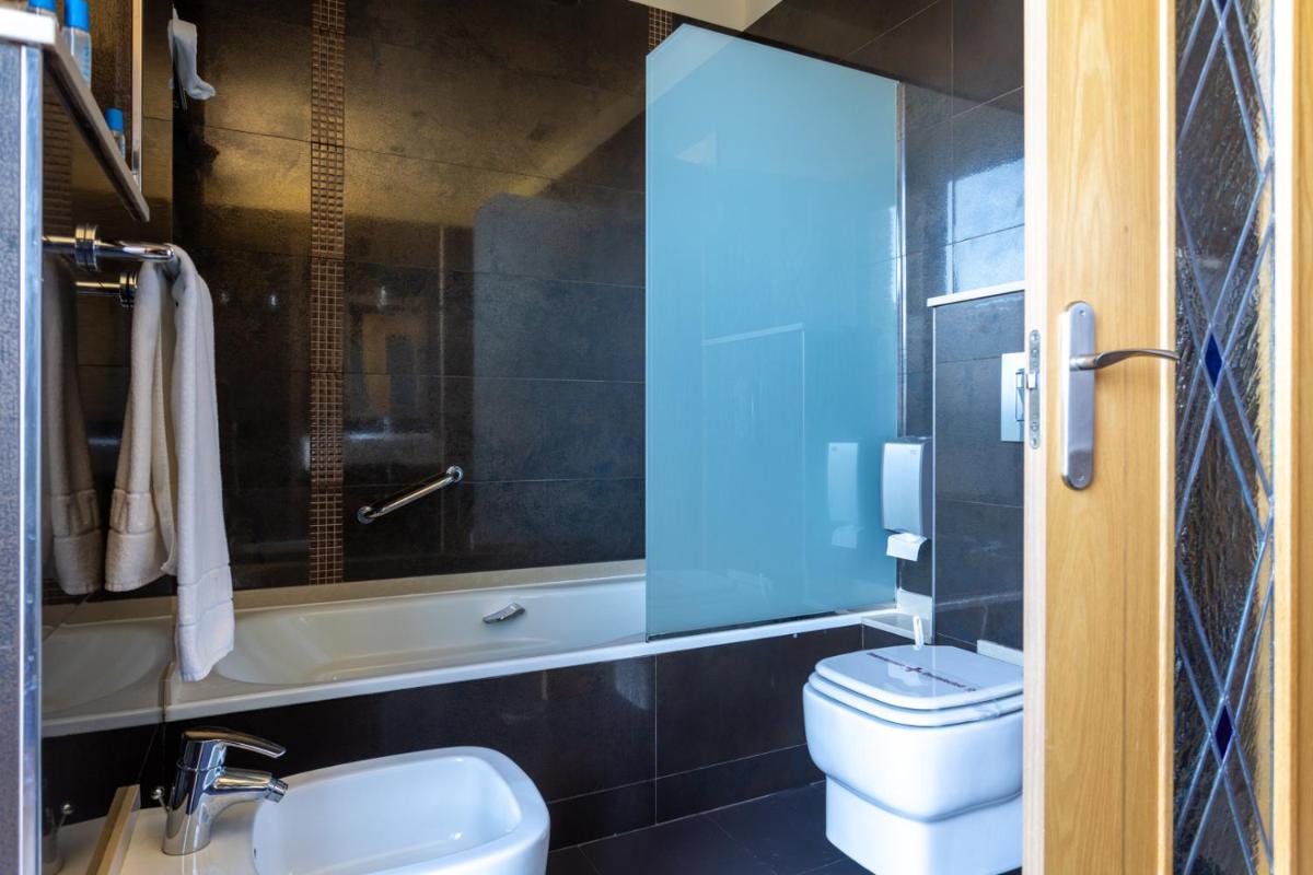 Un baño de Hotel Felisa SPA
