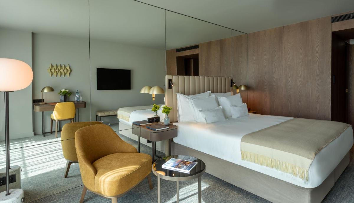 Uma cama ou camas num quarto em Altis Porto Hotel
