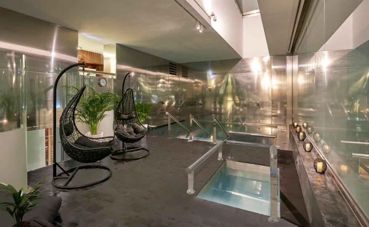 Piscina en o cerca de NH Collection Barcelona Constanza