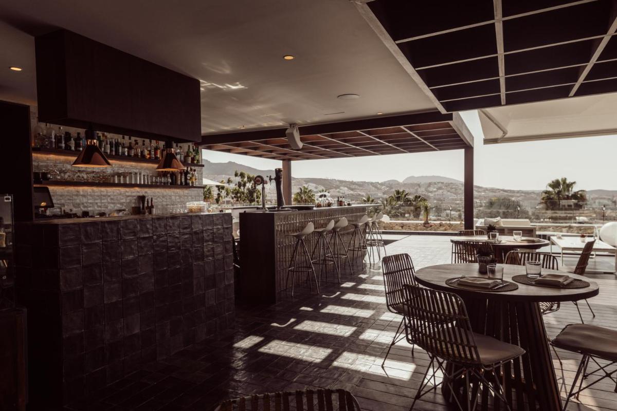 Un restaurante o sitio para comer en Hotel Baobab Suites