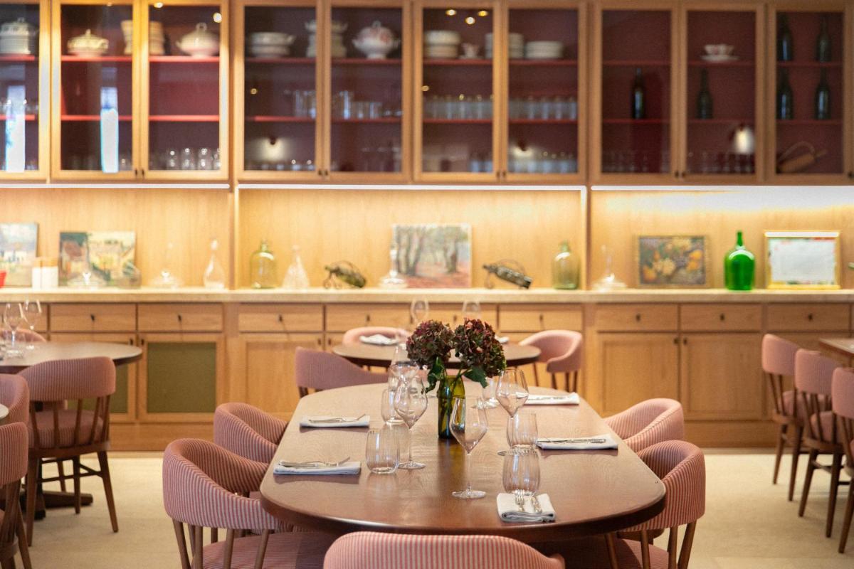 une salle à manger avec des tables, des chaises et des armoires dans l'établissement Bellevigne Bourgogne, à Chambolle-Musigny