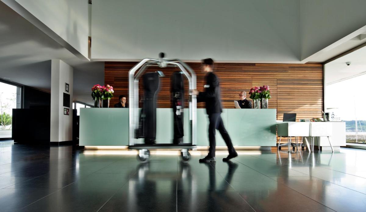 Uma área de estar em Altis Belem Hotel & Spa, a Member of Design Hotels