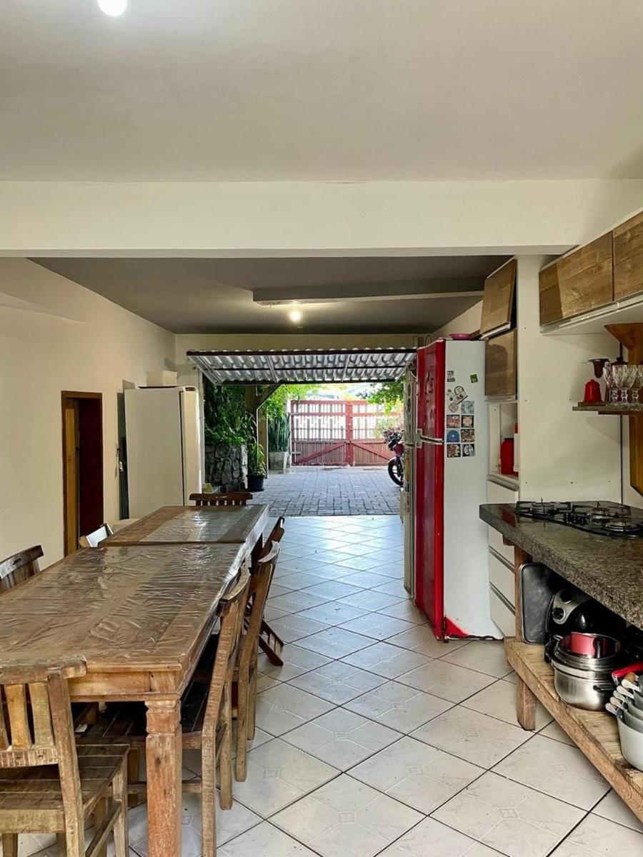 Casa Samaúma Floripa, ALUGUEL DE QUARTOS - Achochego e Tranquilidade à 30 metros da Praia - Housity
