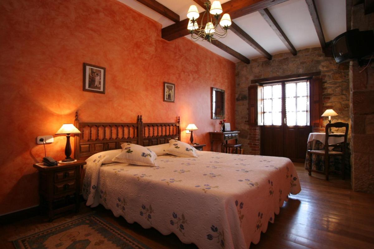 Cama o camas de una habitación en Hotel "Posada de Cantabria EL SOLAR" -Cenas típicas y Gintonic- Bar -Terraza panorámica