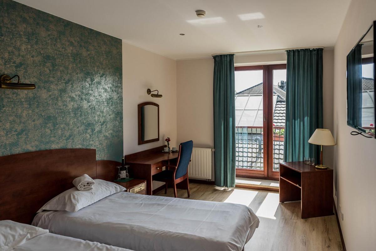 4 Pory Roku Restauracja i Nocleg - Housity