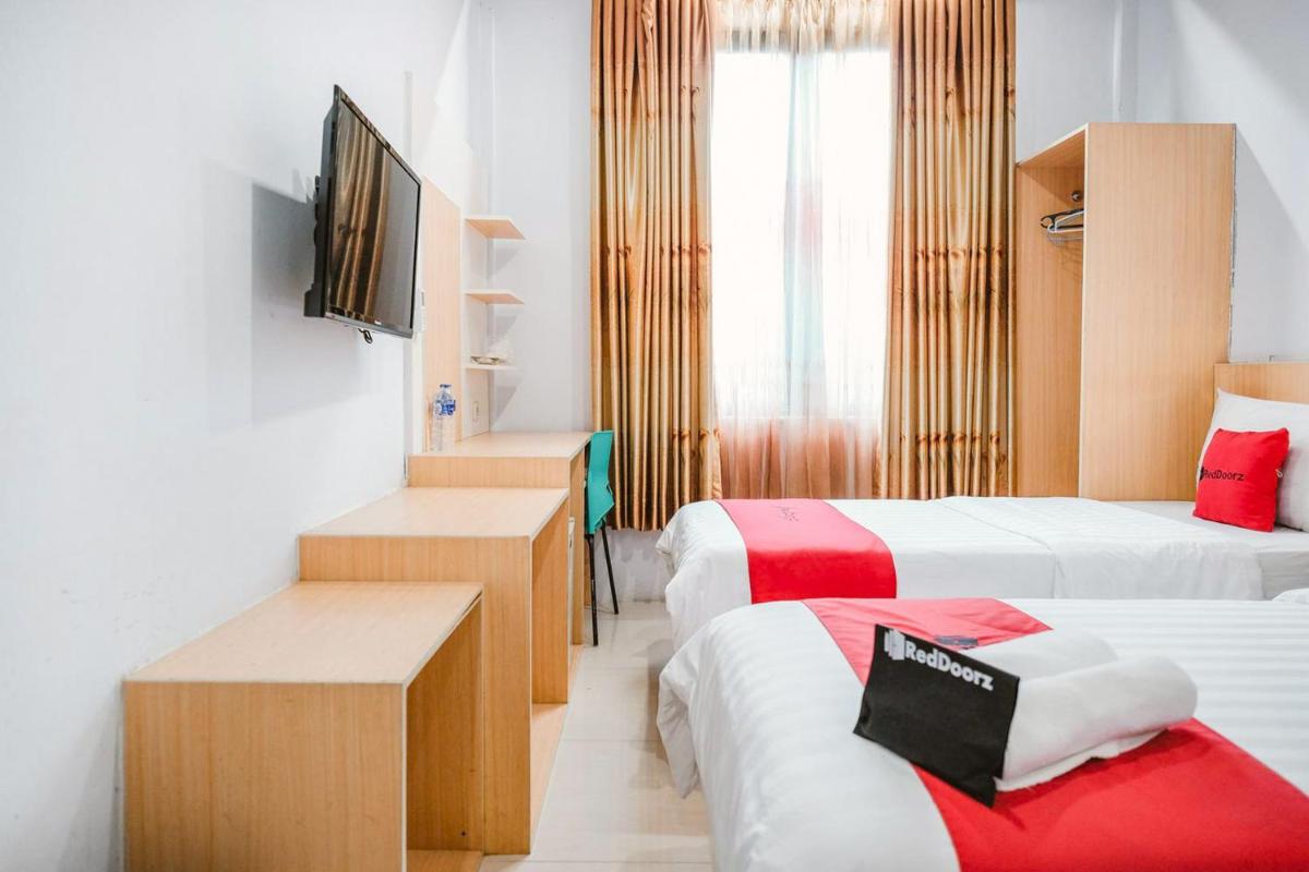 RedDoorz Premium at Hotel T-ONE Jambi - Housity