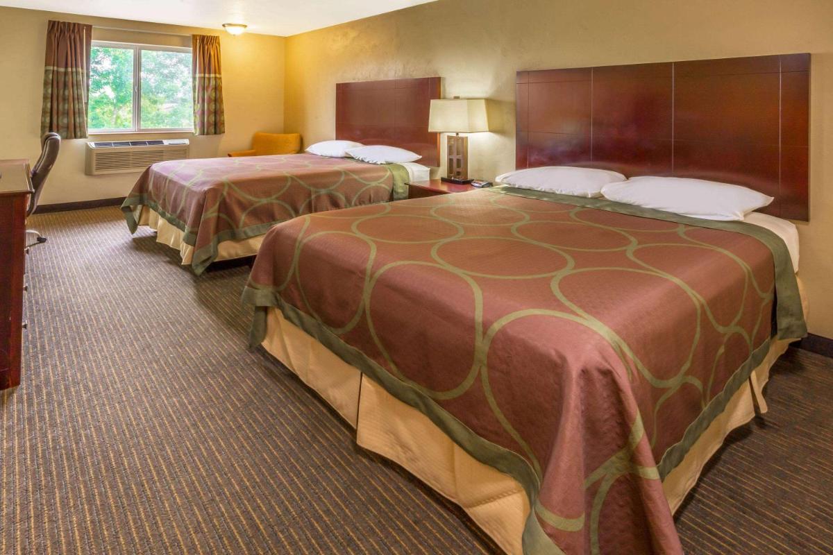 Super 8 by Wyndham Woodburn - Housity