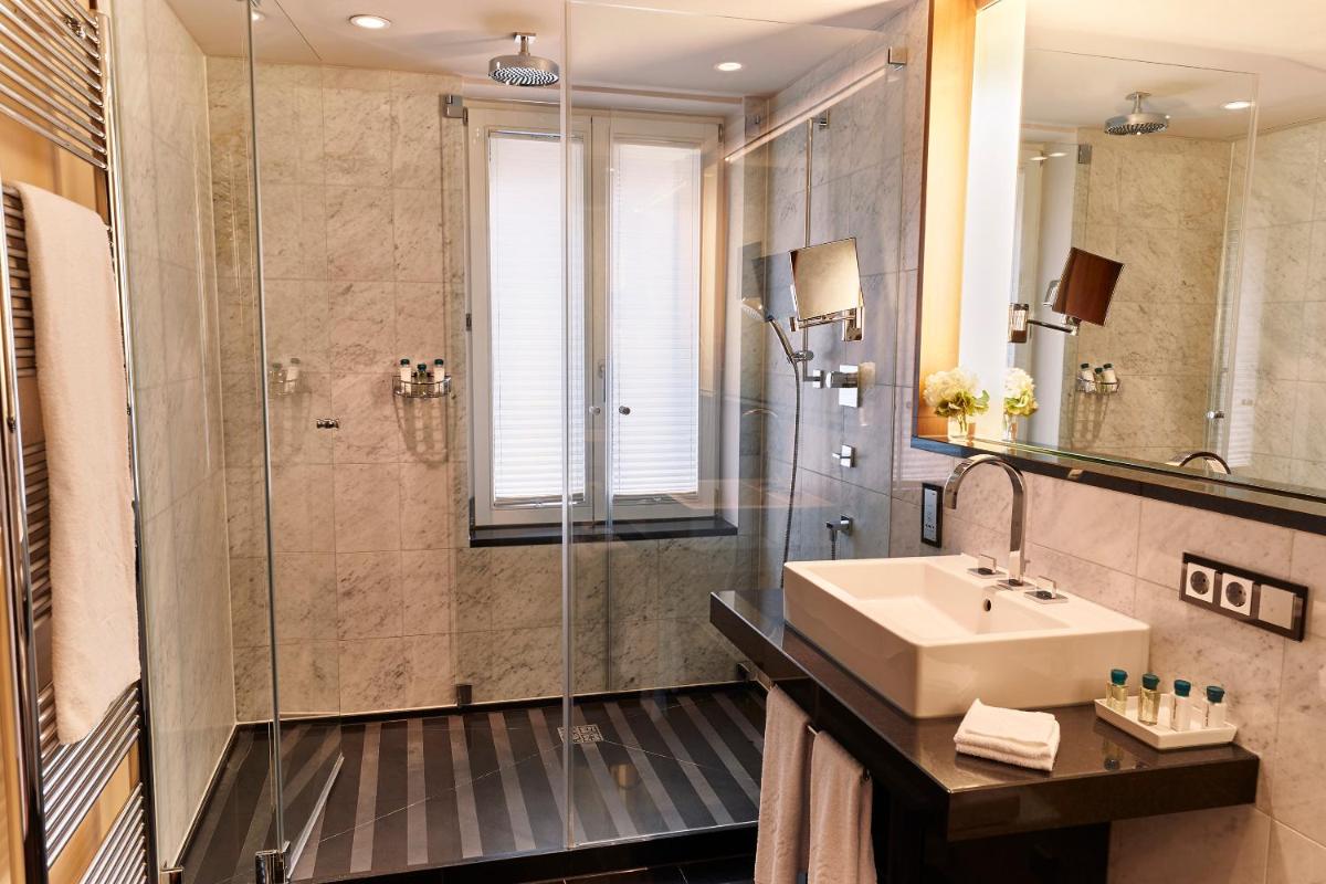 Ein Badezimmer in der Unterkunft Vier Jahreszeiten Kempinski München