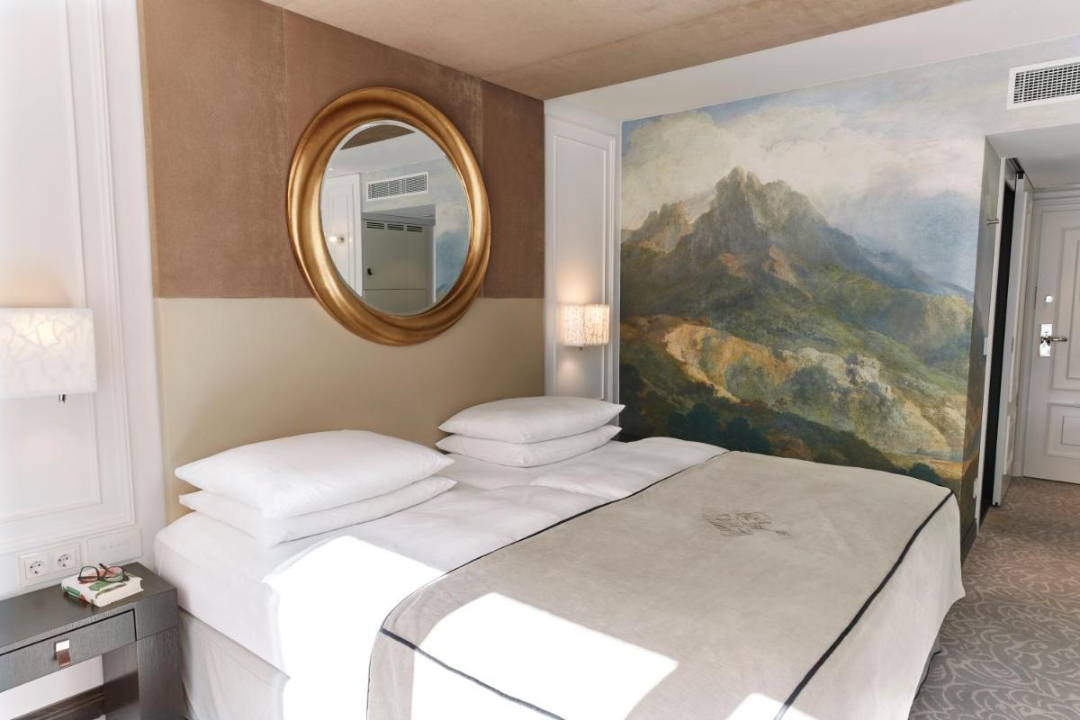 Ein Bett oder Betten in einem Zimmer der Unterkunft Vier Jahreszeiten Kempinski München
