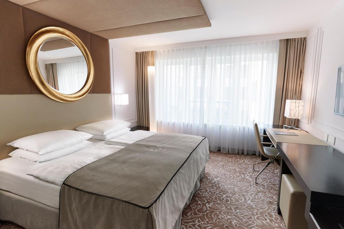 Ein Bett oder Betten in einem Zimmer der Unterkunft Vier Jahreszeiten Kempinski München