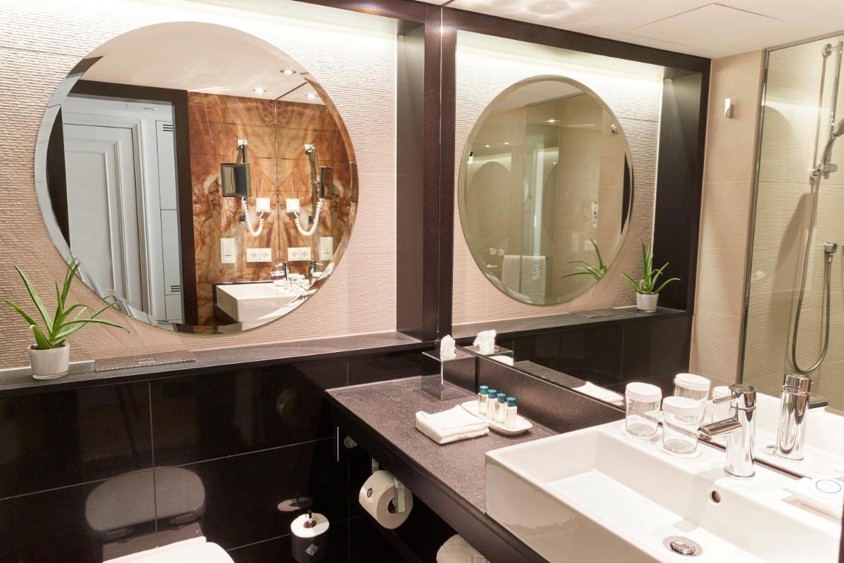 Ein Badezimmer in der Unterkunft Vier Jahreszeiten Kempinski München