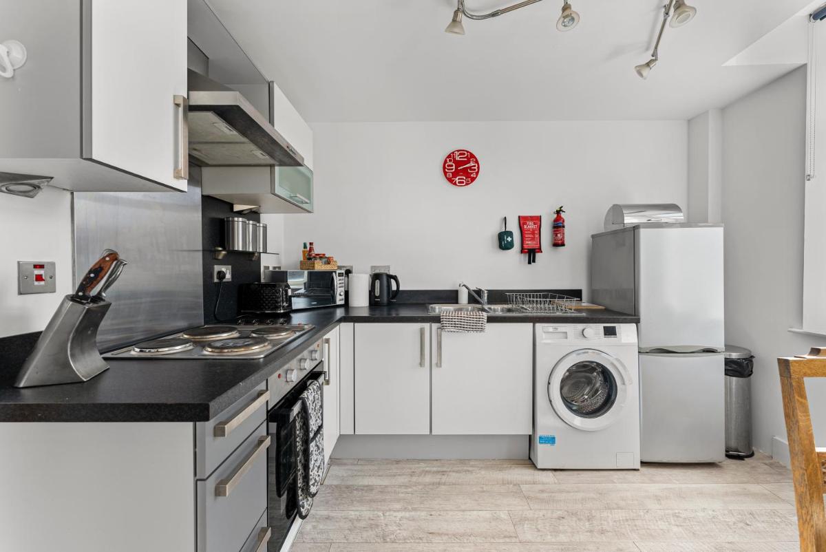 30 percent off! Executive Apartment in Dewsbury- Sleeps 6 - Housity