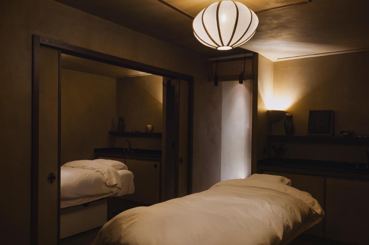 Un ou plusieurs lits dans un hébergement de l'établissement Hôtel Balzac Paris & Spa Ikoï