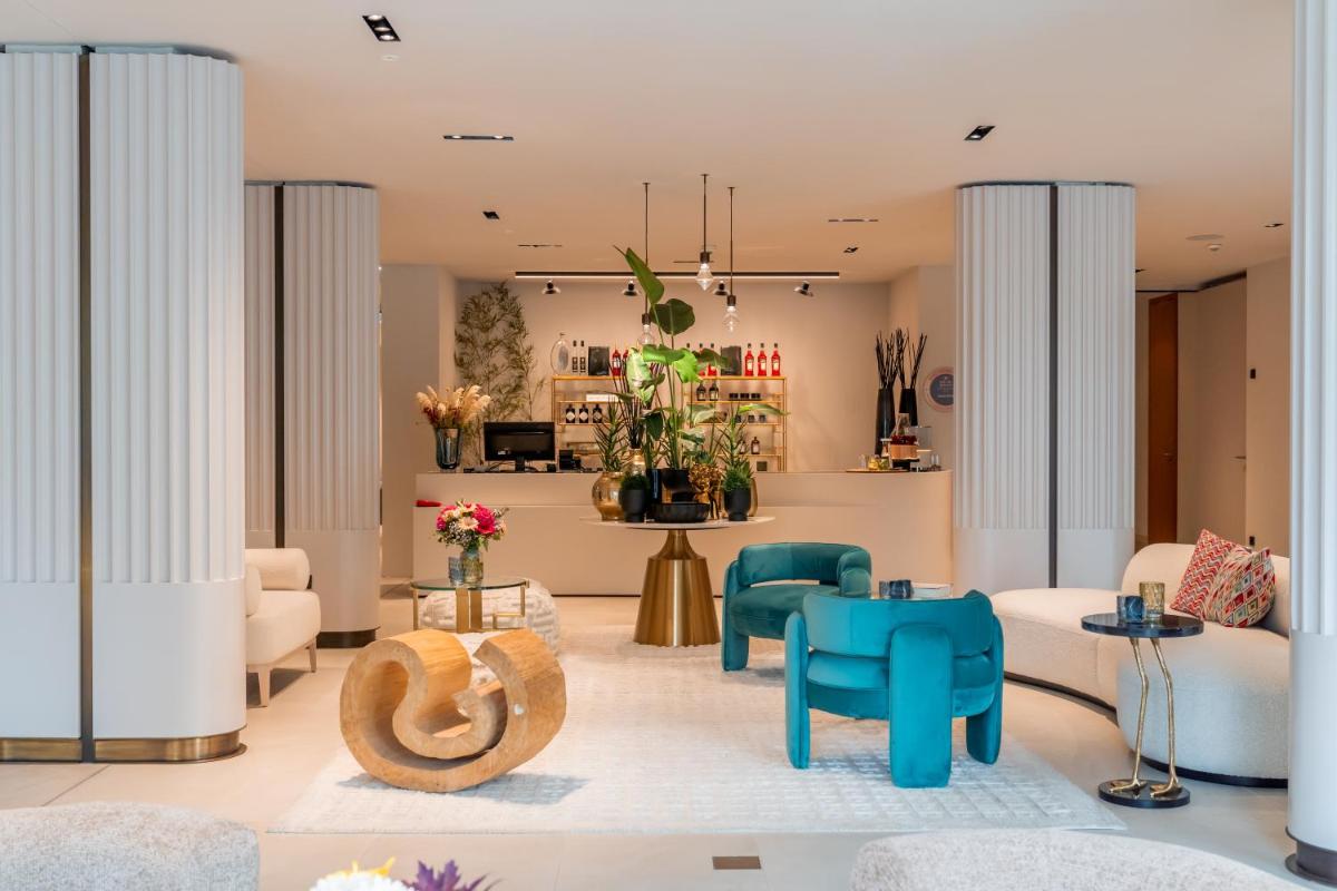 ein Wohnzimmer mit blauen und weißen Möbeln in der Unterkunft RIVA - Das Hotel am Bodensee in Konstanz