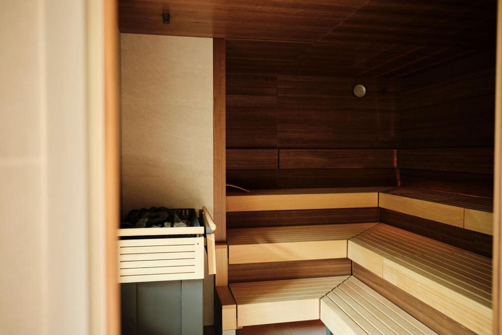 eine Sauna mit Holzwänden und Holzböden in der Unterkunft RIVA - Das Hotel am Bodensee in Konstanz