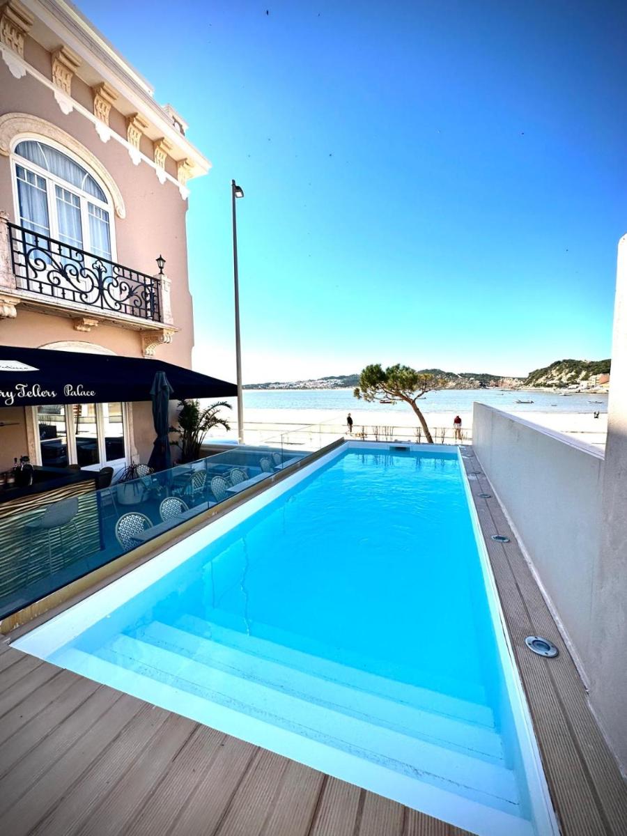 uma grande piscina em um deck próximo à praia em Storytellers Palace em São Martinho do Porto