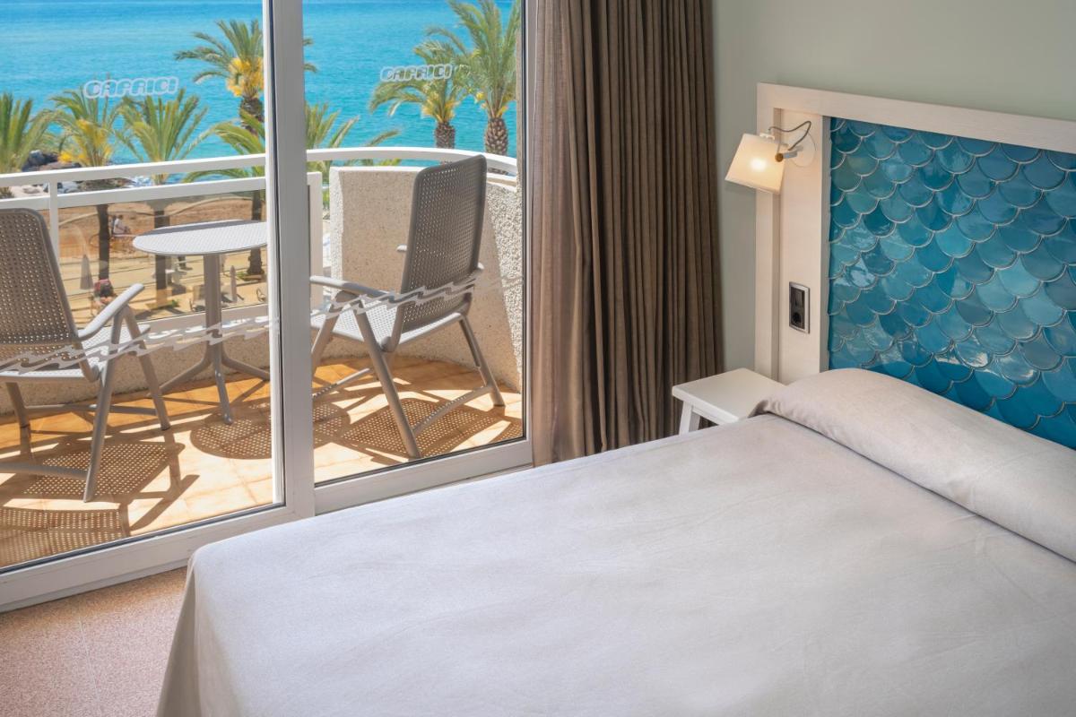 una habitación de hotel con una cama y un balcón en Caprici Beach Hotel & Spa, en Santa Susanna 42 fotos más
