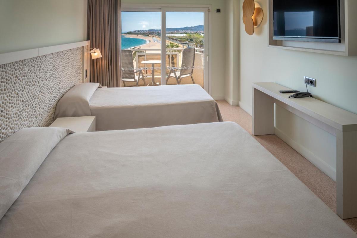 Cama o camas de una habitación en Caprici Beach Hotel & Spa