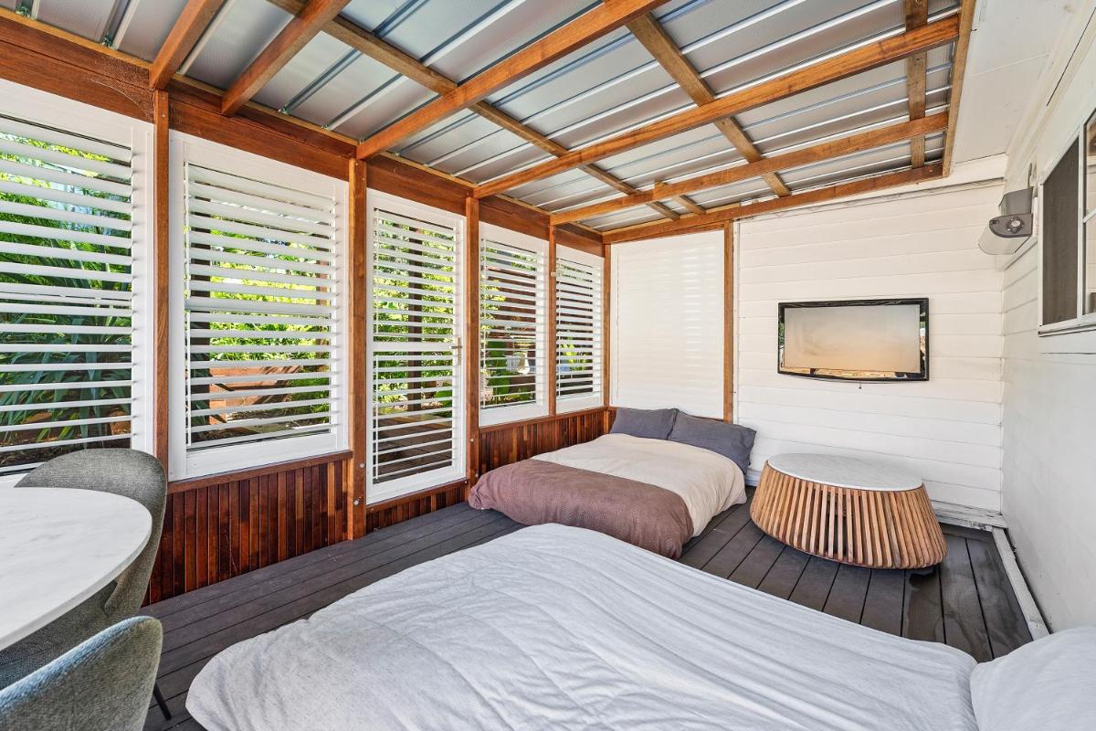 Romanic Garden View 1 bed Apartment with ocean views at Stanwell Tops - Housity