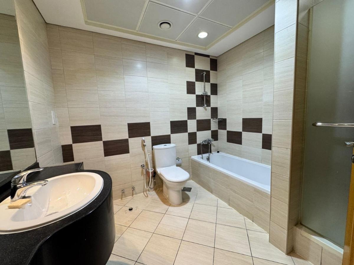 Lavish Room with family environment - Housity