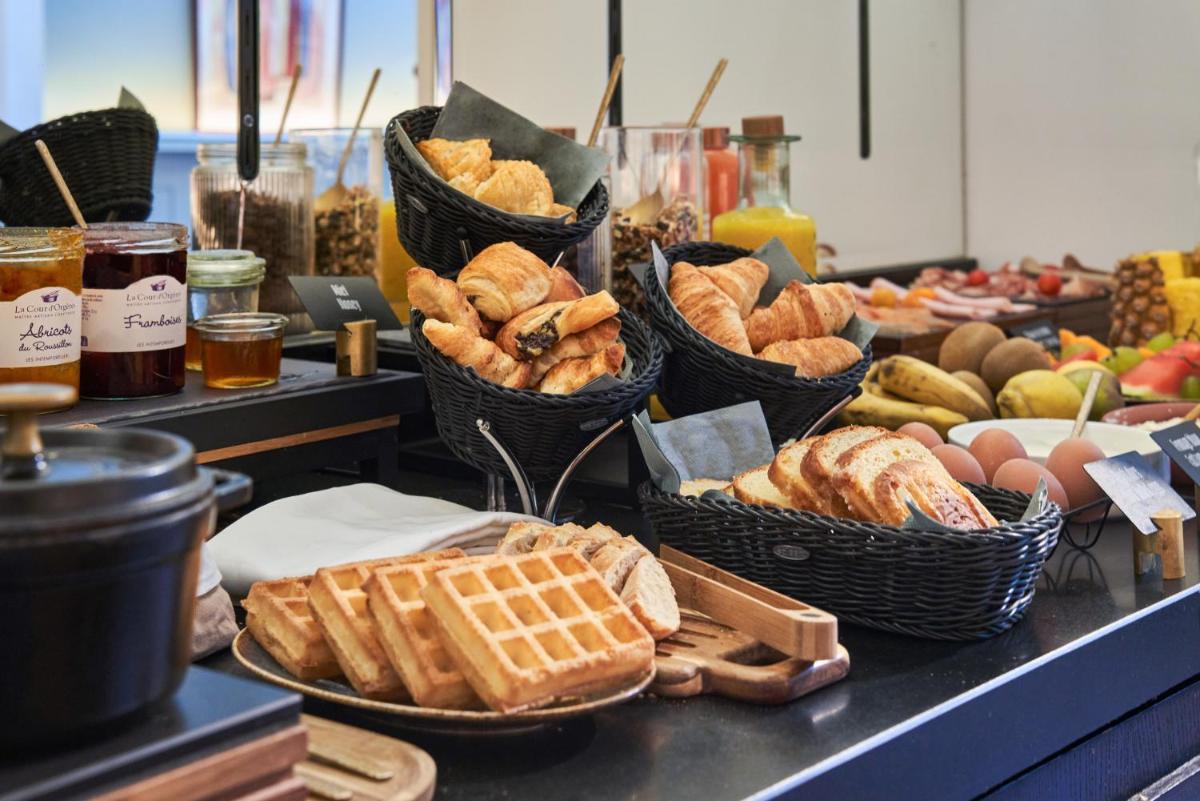 - un buffet composé de paniers de pain et de viennoiseries dans l'établissement Dadou Paris, à Paris