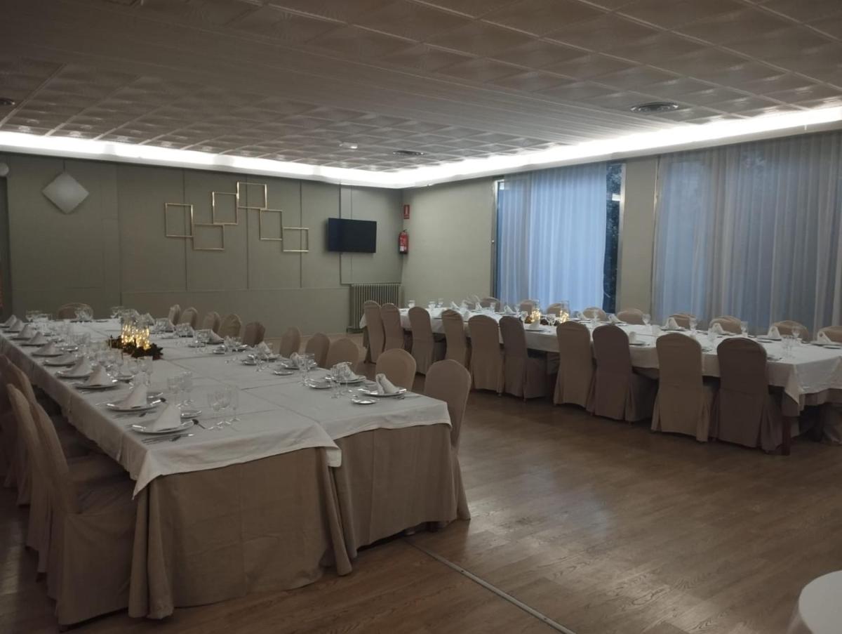 Una televisión o centro de entretenimiento en Hotel Snö Condes del Pallars