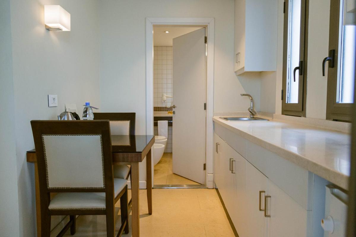 The Parisian Hotel - Housity