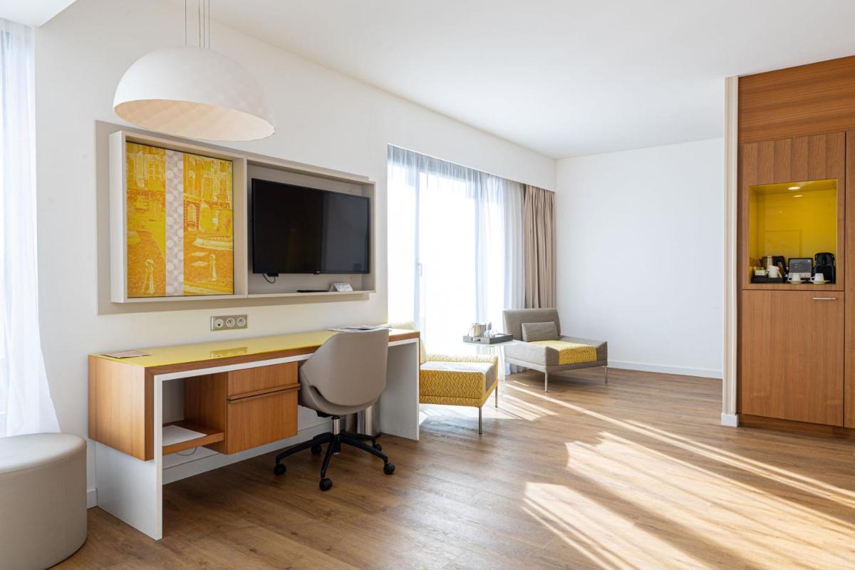 Télévision ou salle de divertissement dans l'établissement Renaissance Aix-en-Provence Hotel