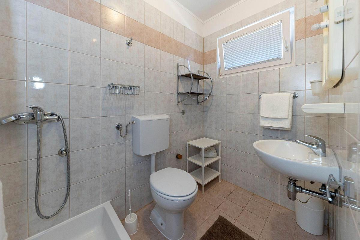 Mediterranes Apartment nur 150 Meter zum Strand mit Meerblick, Grillbereich, Privatparkplatz, WiFi - Housity